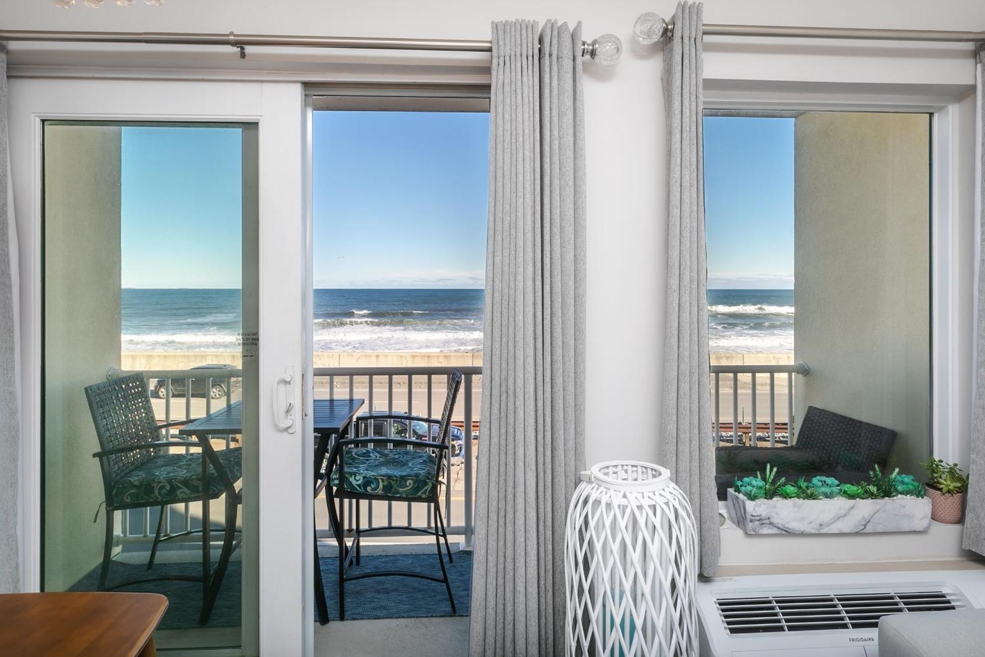 Direct Oceanfront Studio Suite! 汉普顿 外观 照片